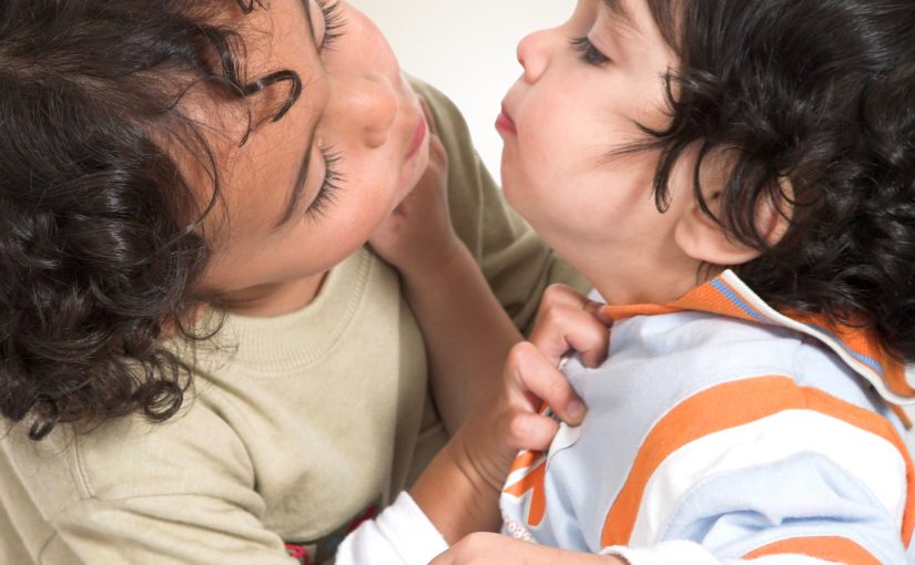Die Top 5 Verhaltensweisen, an denen du erkennst, dass sich deine Kinder gegenseitig zumindest mögen